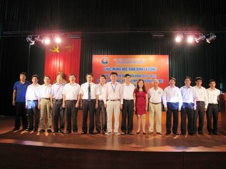 Nghệ An: Tuyên dương học sinh giành Huy chương Bạc Olympic Toán Quốc tế 2013 - 7 TS. Trần Xuân Bí - Chủ tịch Hội Khuyến học Nghệ An trao bằng khen, phần thưởng tới em Đinh Lê Công.