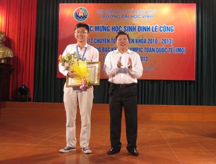 Nghệ An: Tuyên dương học sinh giành Huy chương Bạc Olympic Toán Quốc tế 2013 - 4 PGS.TS.NGƯT Đinh Xuân Khoa tặng bằng khen và phần thưởng tới em Đinh Lê Công.
