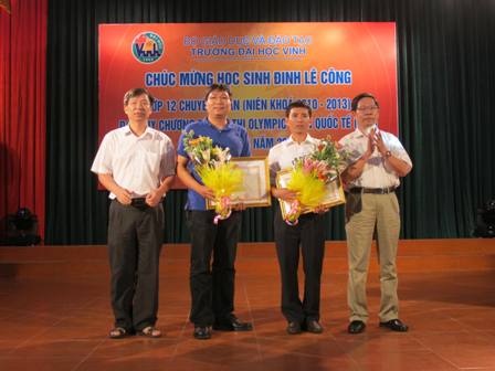 Nghệ An: Tuyên dương học sinh giành Huy chương Bạc Olympic Toán Quốc tế 2013 - 5 PGS.TS.NGƯT Đinh Xuân Khoa tặng bằng khen và phần thưởng tới em Đinh Lê Công.