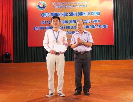 Nghệ An: Tuyên dương học sinh giành Huy chương Bạc Olympic Toán Quốc tế 2013 - 6 TS. Trần Xuân Bí - Chủ tịch Hội Khuyến học Nghệ An trao bằng khen, phần thưởng tới em Đinh Lê Công.