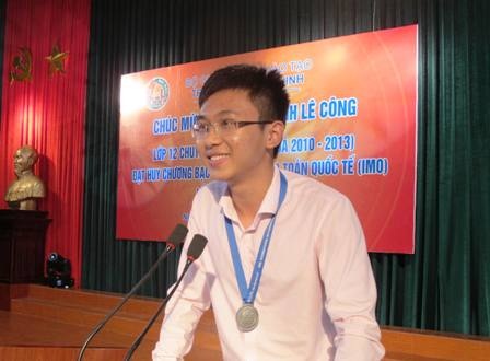 Nghệ An: Tuyên dương học sinh giành Huy chương Bạc Olympic Toán Quốc tế 2013 - 1 Em Đinh Lê Công giành huy chương Bạc tại kỳ thi Toán quốc tế Olympic 2013.