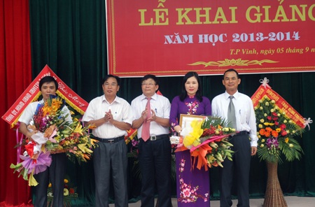Học sinh giỏi Trường THPT Chuyên Phan Bội Châu nhận bằng khen và học bổng.