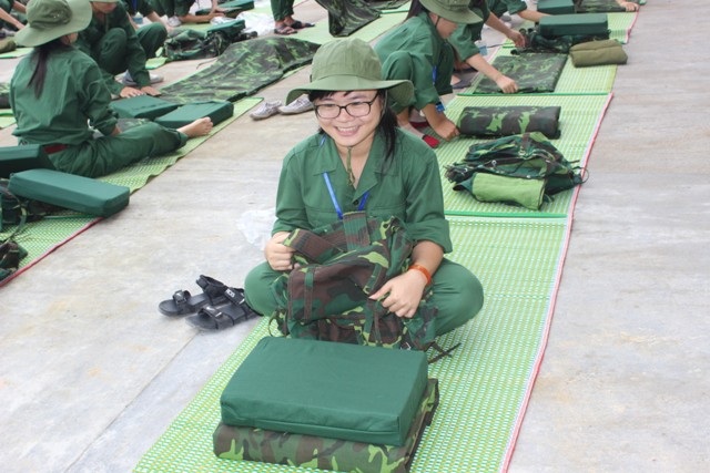 Niềm vui của sinh viên quốc phòng khi thực hiện khá trọn vẹn xếp chăn, màn.