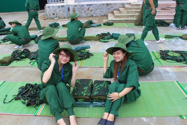 Niềm vui của sinh viên quốc phòng khi thực hiện khá trọn vẹn xếp chăn, màn.