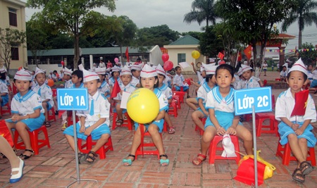 Các bé vào lớp 1 phấn chấn trong ngày đầu tiên đến trường.