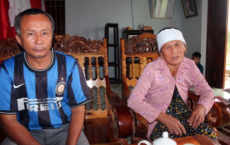 “Ma men dẫn lối”, dượng đâm chết cháu - 2 Ông Dương chỉ cho PV hiện trường nơi anh Nam bị chính người dượng của mình đâm tử vong.