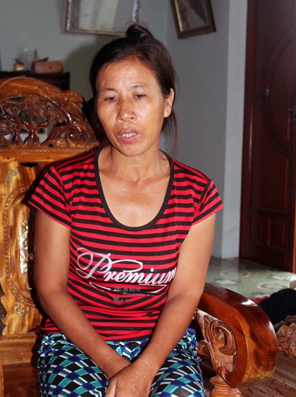 Ông Dương chỉ cho PV hiện trường nơi anh Nam bị chính người dượng của mình đâm tử vong.