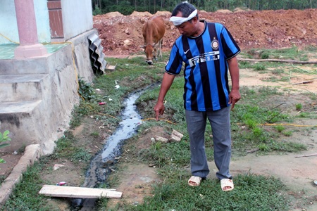 Ông Dương chỉ cho PV hiện trường nơi anh Nam bị chính người dượng của mình đâm tử vong.