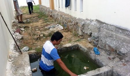 Hố ga phía sau nhà ăn của trường.