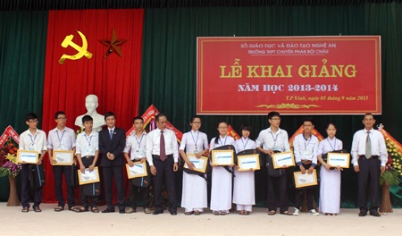 Học sinh giỏi Trường THPT Chuyên Phan Bội Châu nhận bằng khen và học bổng.
