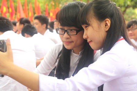 Trắng muốt những tà áo dài trong ngày khai trường.