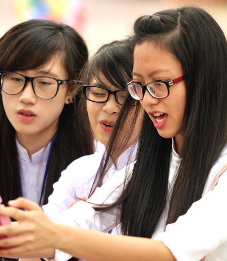 Trắng muốt những tà áo dài trong ngày khai trường.