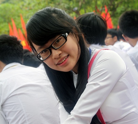 Trắng muốt những tà áo dài trong ngày khai trường.