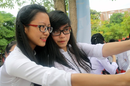 Trắng muốt những tà áo dài trong ngày khai trường.