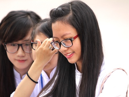 Trắng muốt những tà áo dài trong ngày khai trường.