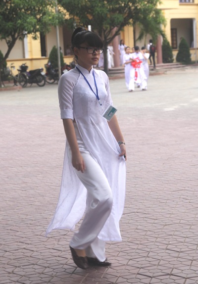 Trắng muốt những tà áo dài trong ngày khai trường.