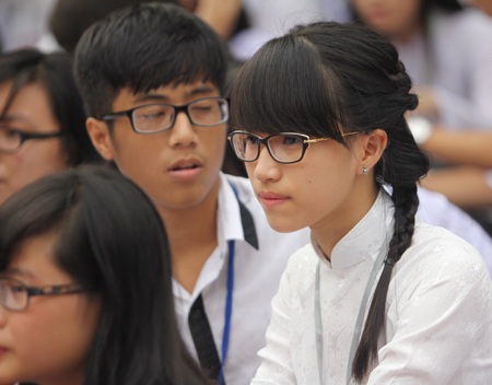 Trắng muốt những tà áo dài trong ngày khai trường.