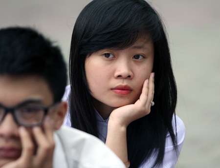 Trắng muốt những tà áo dài trong ngày khai trường.