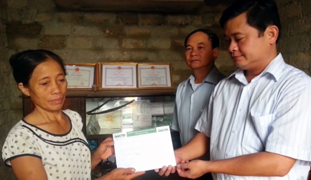 Thay mặt PV Dân trí, ông Thái Thanh Quý - Bí thư huyện Ủy Nam Đàn trao 22