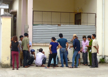 Lực lượng công an và người nhà nạn nhân trong khu vực bệnh viện.