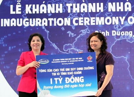 Vinamilk khánh thành Nhà máy sản xuất sữa nước hiện đại bậc nhất Thế giới - 3 Bà Mai Kiều Liên (áo đỏ) - Chủ tịch HĐQT kiêm Tổng GĐ Công ty