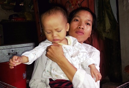 PV Dân trí trao 30.730.000 đồng tới chị Phan Thị Lân, xóm Thọ Trà, xã Hậu Thành, Yên Thành.