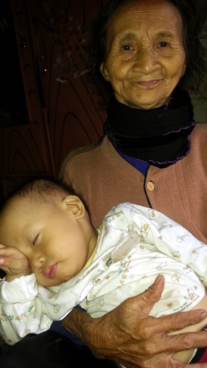 Người mẹ già yếu bây giờ chỉ biết ngồi ôm cháu mà lòng bà quận thắt.