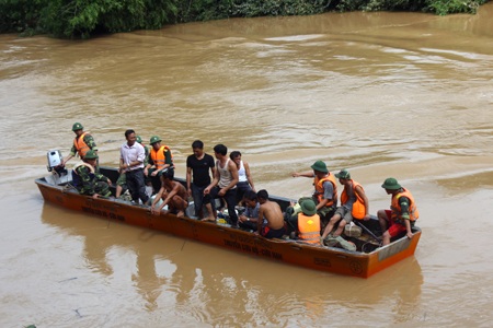 Nỗ lực tìm kiếm của các lực lượng chức năng cùng đội thợ lặn.