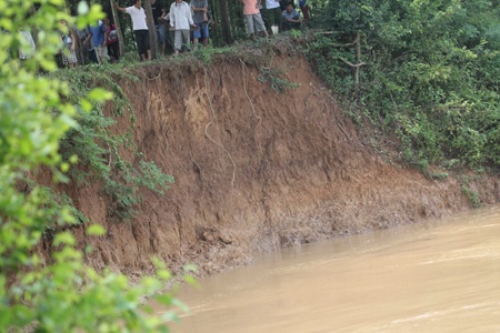Người dân mắc kẹt ở phía bên kia tràn.