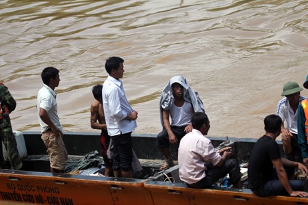 Đội quân siêu lặn nghỉ ngơi sau khi kết thúc buổi tìm kiếm.