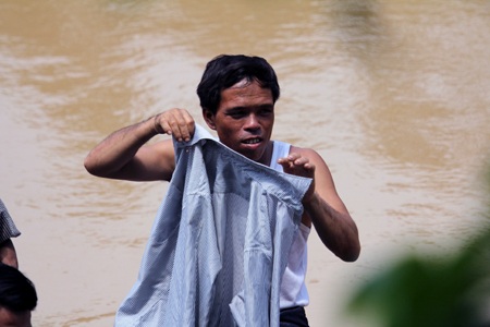 Một cao thủ thợ lặn sau một buổi lặn tìm kiếm vẫn chưa tìm thấy.