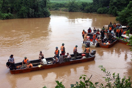 Lực lượng cứu hộ cứu nạn giữa dòng nước xoáy.