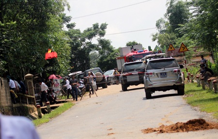 Xe cộ bị nghẽn cùng với xe lực lượng chức năng.