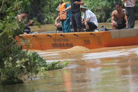 Những anh chàng thợ lặn bám vào những chiếc giây dài gần cả chục mét. 