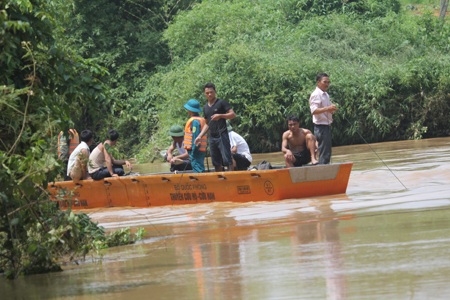 Nỗ lực tìm kiếm của các lực lượng chức năng cùng đội thợ lặn.