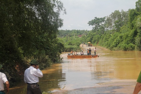 Mực nước qua tràn Khe Ang vẫn dâng cao hơn 2m. 