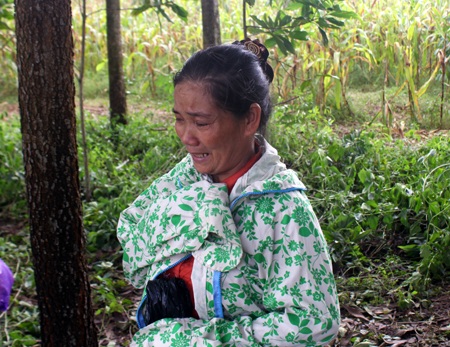 Một người thân của các nạn nhân đứng trên bờ khóc.