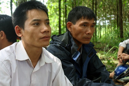 Người anh em cũng thẩn thờ mấy ngày qua dõi theo lực lượng chức năng tìm kiếm người thân của mình.