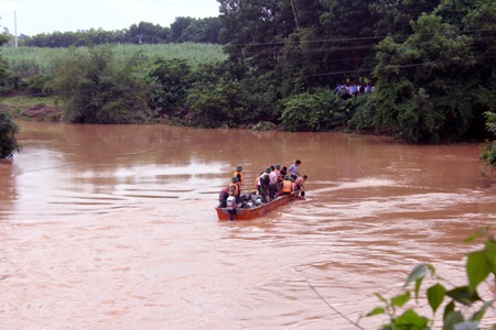 Nỗ lực tìm kiếm của các lực lượng chức năng cùng đội thợ lặn.