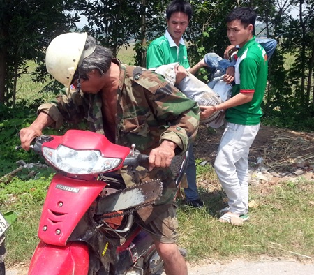 Ngay lập tức, chiếc xe cà tàng của người đàn ông khắc khổ này đưa người bị nạn đi cấp cứu.