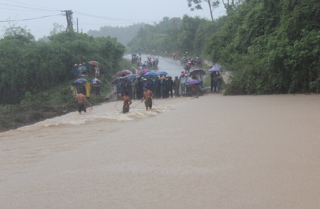 Đội thợ lặn tìm kiếm nạn nhân.