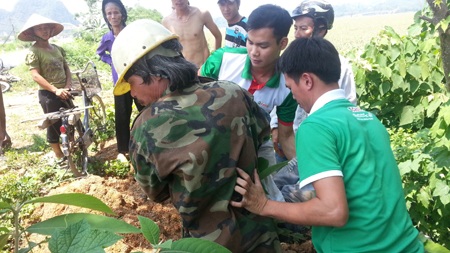 Người đàn khắc khổ cùng hai phụ xe ô tô tải cứu người bị nạn. 