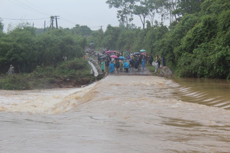 Tại nơi xảy ra tai nạn, nước vẫn chảy xiết.