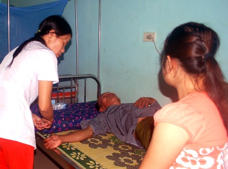 Ông Ngọ được cấp cứu tại trạm y tế xã Nghĩa Hồng.