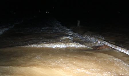 Học sinh lớp 12 mất tích cùng dòng nước sau khi cứu người - 1 Đập tràn Nghi Công với Nghi Mỹ - nơi em Phúc chết đuối và mất tích sau khi lao xuống cứu người.