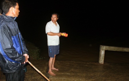 Người dân theo dõi thông tin từ đội tìm kiếm, cứu nạn em Phúc. 