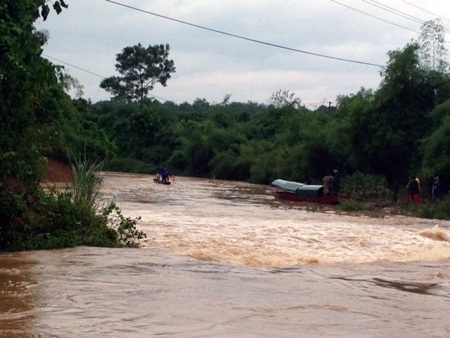 Các lực lượng chức năng, xe cứu hộ được huy động đến hiện trường. 