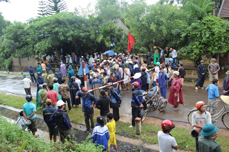 Các lực lượng chức năng, xe cứu hộ được huy động đến hiện trường. 