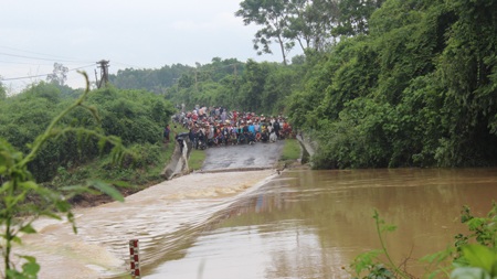 Các lực lượng chức năng, xe cứu hộ được huy động đến hiện trường. 