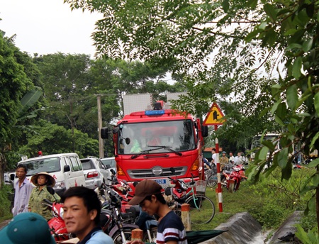 Các lực lượng chức năng, xe cứu hộ được huy động đến hiện trường. 